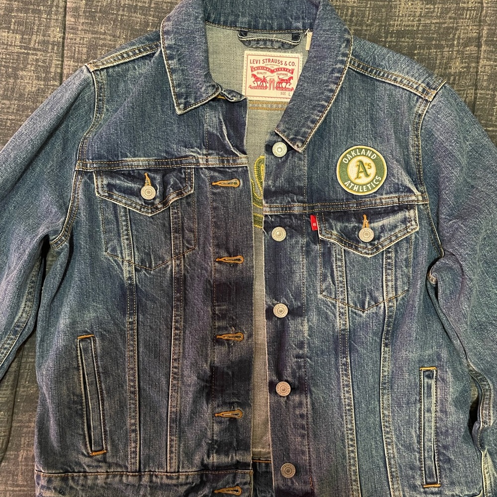 Unisex Levi’s Jackets
Licensed NFL, NBA and MLB Sport Teams Levi Jackets $75 - Picture 8 of 9